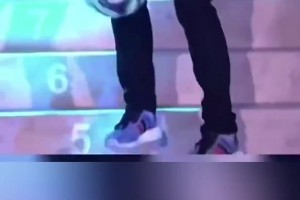 被炫到了！克羅斯背身顛球上樓梯