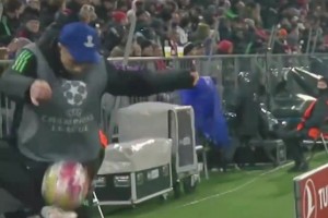 球技如何？安聯(lián)球童在歐冠與場邊熱身的特爾練習(xí)傳球