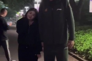 廣廈美女球迷與許鐘豪合影 這身高差也太萌了！