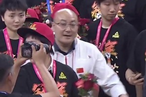 四川女籃奪冠慶祝時(shí) 這個(gè)把韓旭拍“生氣”的工作人員是誰？