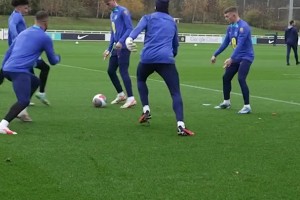 英格蘭隊(duì)的搶圈訓(xùn)練讓人眼花繚亂