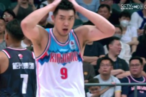 爭議判罰大家怎么看！吳冠希大帽崔永熙被吹犯規(guī) 下場后口吐芬芳！