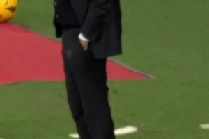 貝林厄姆絕殺巴薩，場(chǎng)邊的安切洛蒂淡定自若