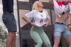 網(wǎng)飛出英格蘭歐洲杯決賽紀(jì)錄片，女球迷：為啥我脫衣慶祝沒入鏡？