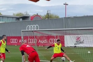 諾伊爾：穆夏拉球門交給你，我去踢前場了！