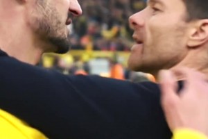 老友相見！胡梅爾斯和阿隆索賽后寒暄