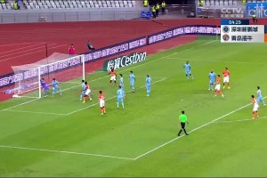 劉軍帥頭球吊射破門，青島海牛客場1-0領(lǐng)先深圳新鵬城